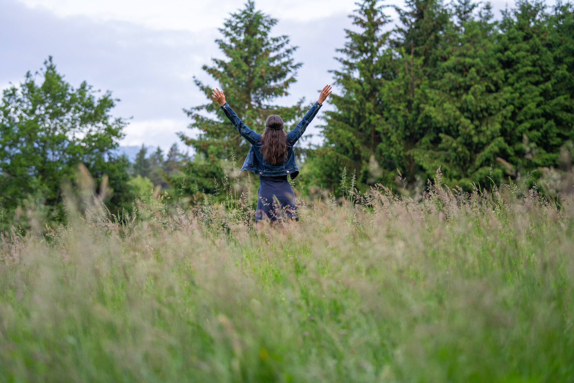 Petra Plimon auf der Wiese