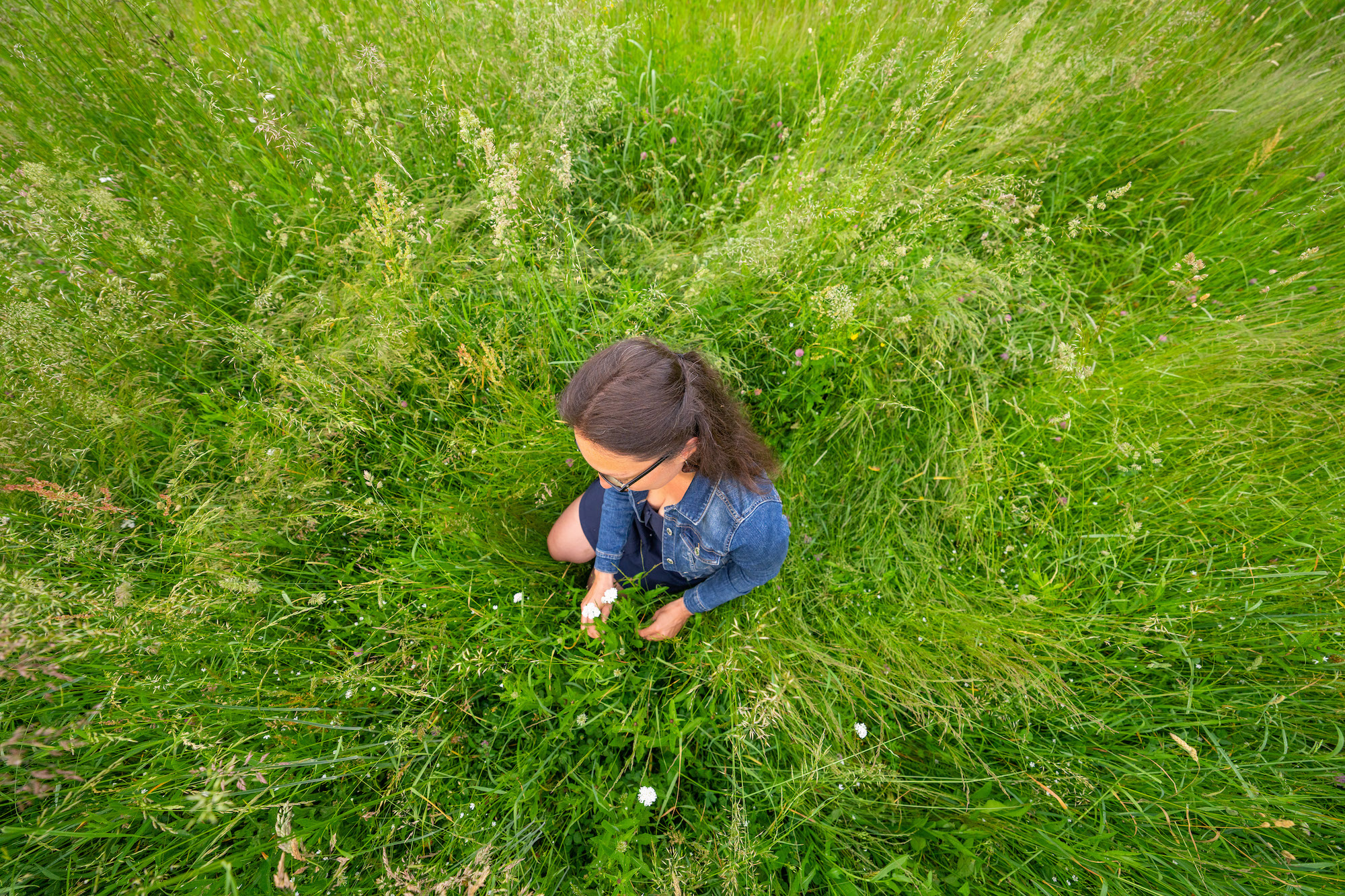 Petra Plimon auf der Wiese